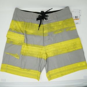 NWT Oakley Swim Trunks Board Shorts 19" Yellow 33